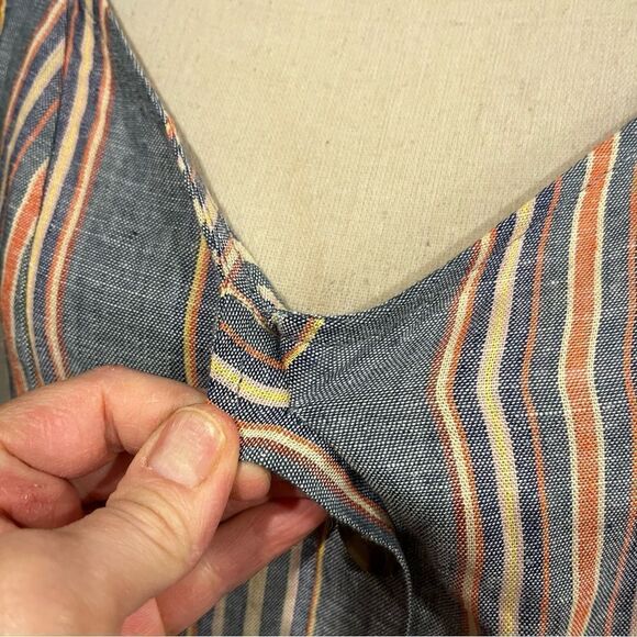 V-neck striped tank top with fake button closure - Picture 4 of 12